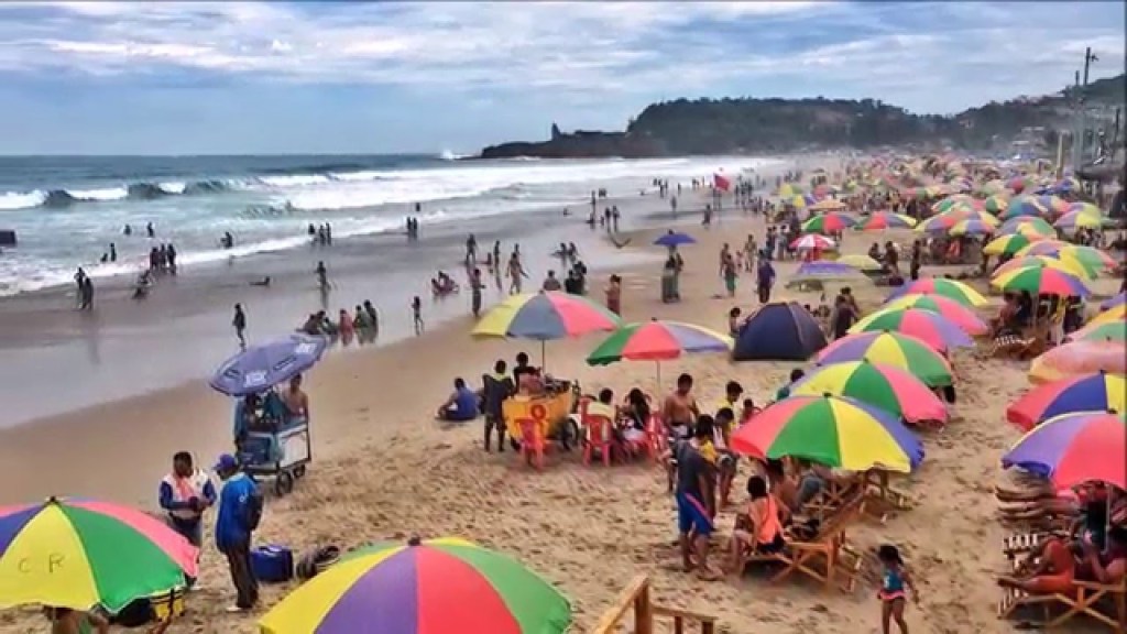 Las construcciones en Montañita siguen manteniendo un estilo rústico de la costa, a base de madera, caña y paja, como las chozas de los pescadores, aunque en la actualidad los hostales y casas de hospedaje comunitarios, gozan de más comodidades para el turista, como agua caliente y potable, aire acondicionado, restaurantes y bares, hoteles que se promocionan por internet en otros países, para el turismo de aventura y permiten pagos con tarjeta de crédito.